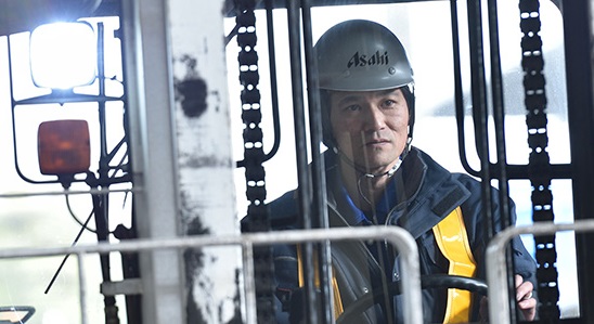 フォーク運転中の先輩スタッフ