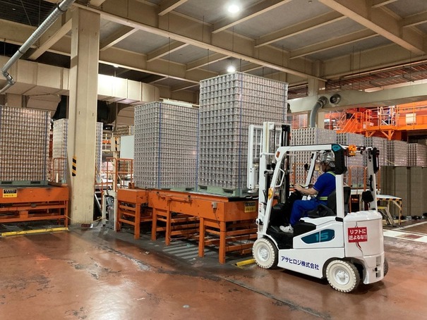 倉庫内リフト業務風景