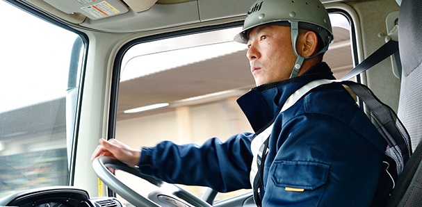 運転中の先輩スタッフ