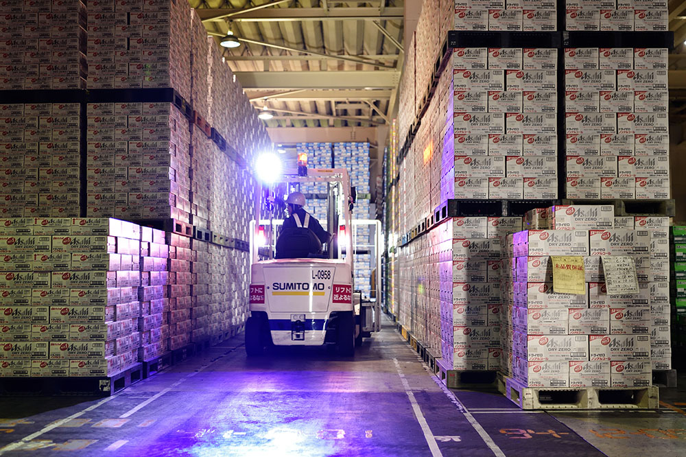 倉庫内でフォーク稼働中